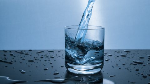 Glas som fylls med vatten